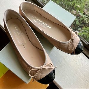 Nude/black ballet flats